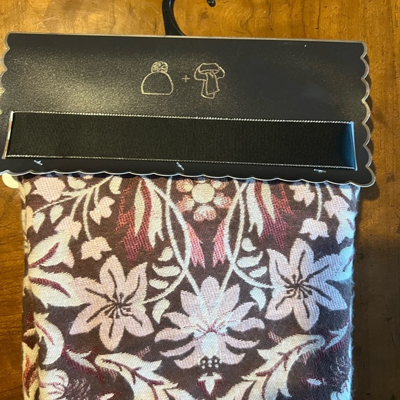 NWT Vince Camuto Chocolate Floral Scarf and Beanie Set - Picture 5 of 5